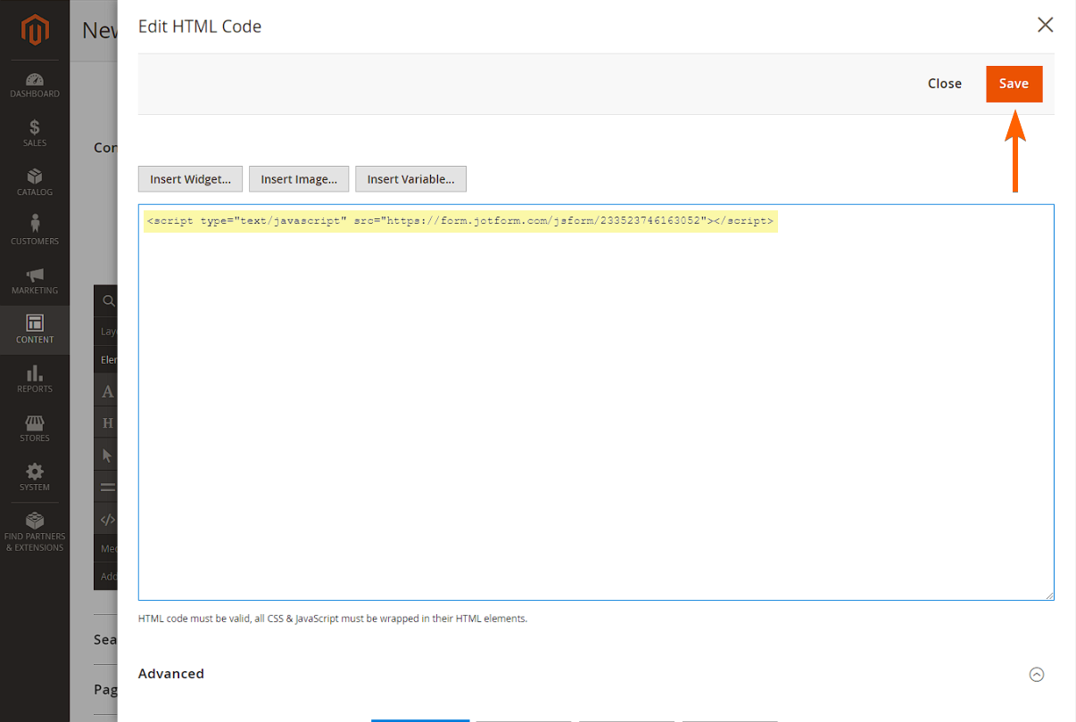 Capture d'écran de l'Éditeur de code source avec une flèche pointant vers le bouton Enregistrer de la fenêtre Modifier le code HTML dans Magento Page Builder