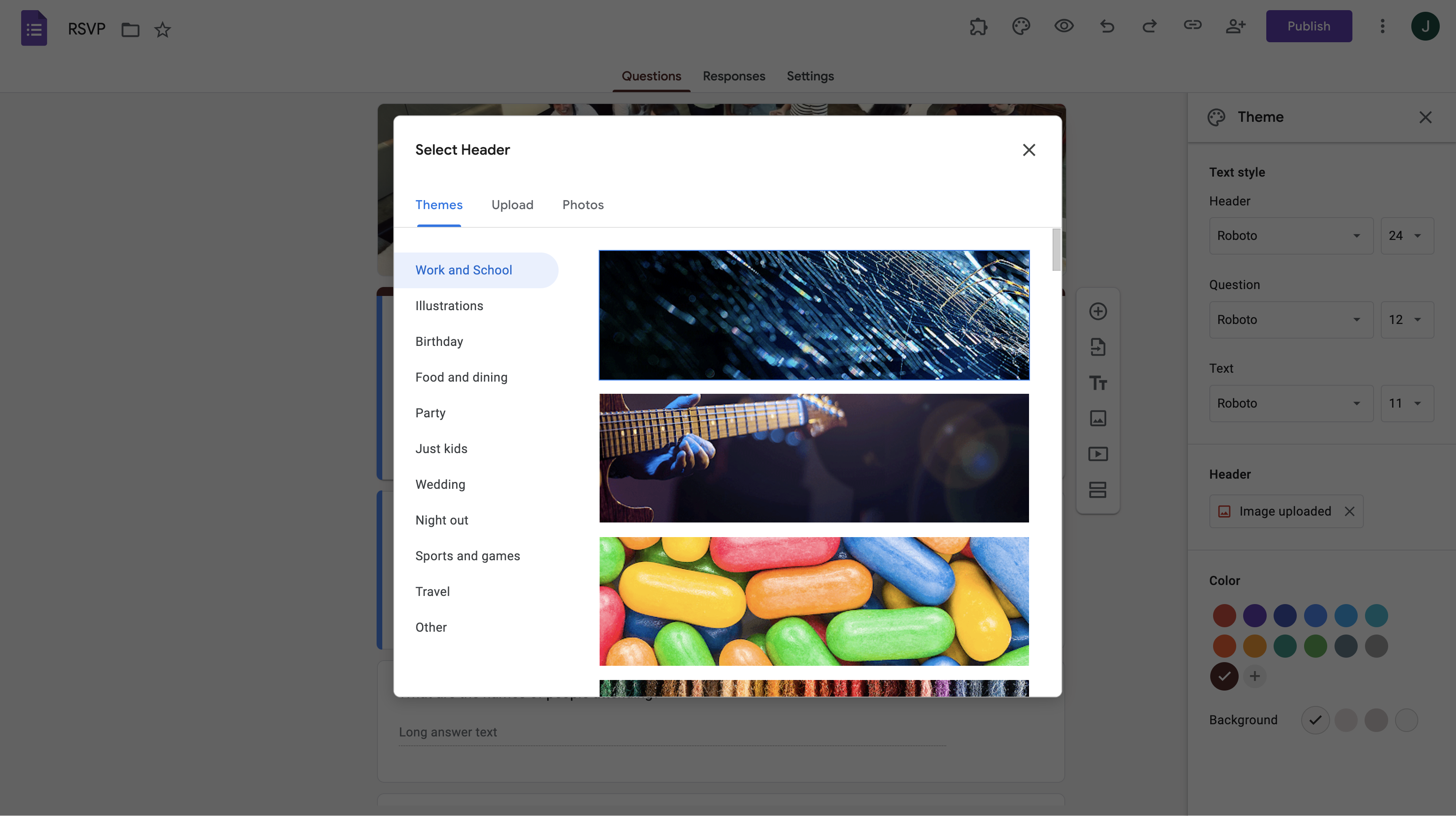 Menu pop-up untuk memilih gambar header formulir, dengan berbagai kategori tematik seperti kerja, sekolah, dan pesta