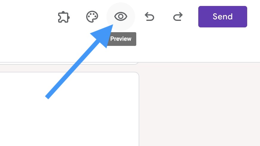 Bir ok, Google Forms oluşturucunun sağ üst menüsündeki Önizleme düğmesini işaret ediyor