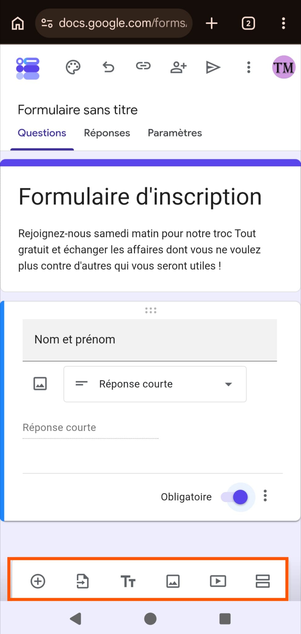 Capture d'écran d'un formulaire Google Forms sur un téléphone avec un titre, une description, une question  courte Nom et prénom et un encadré autour des icônes du menu dans le bas de l'écran