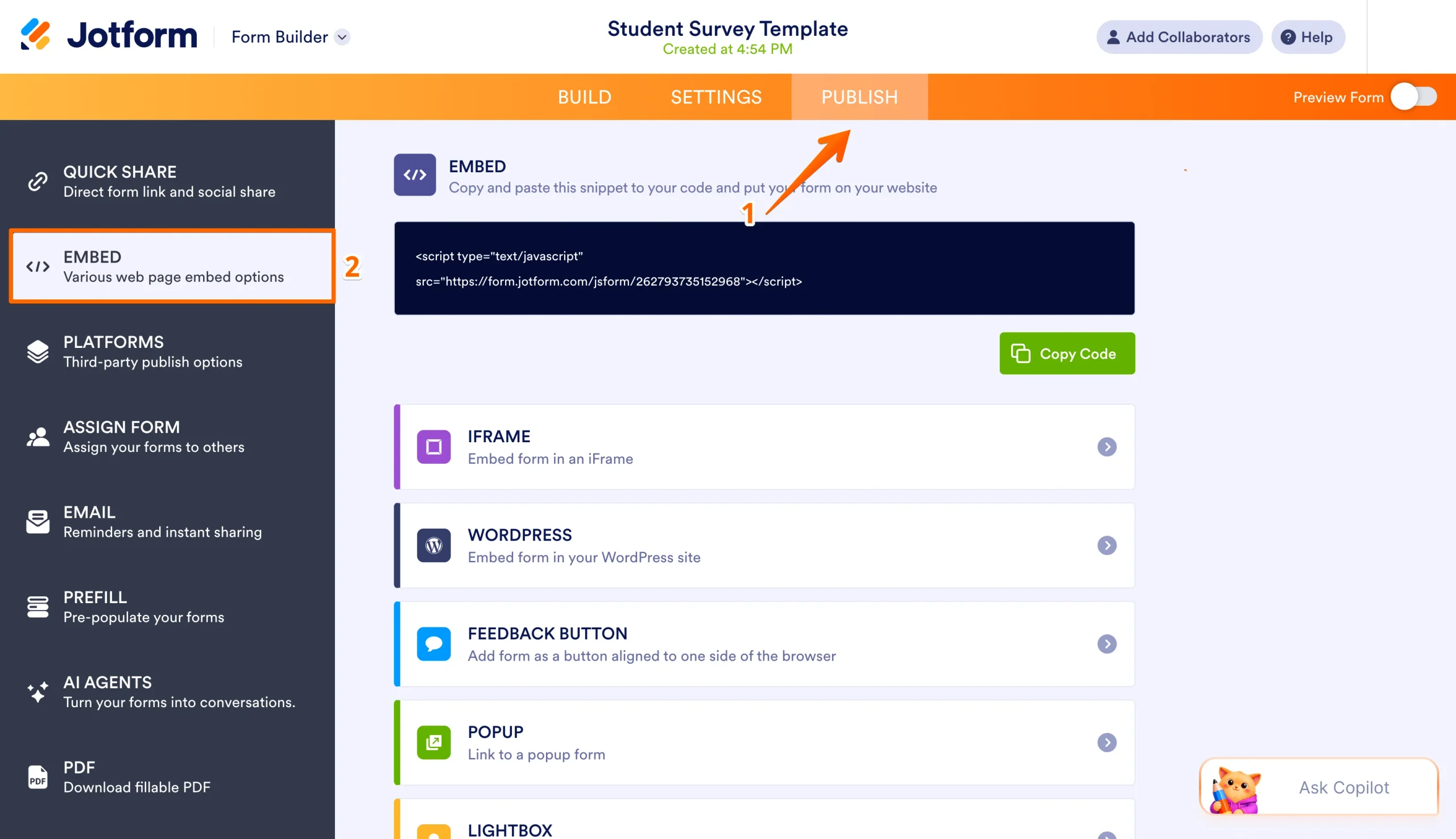 Pembuat Formulir Jotform yang menampilkan tab Publish dan opsi Embed yang disorot